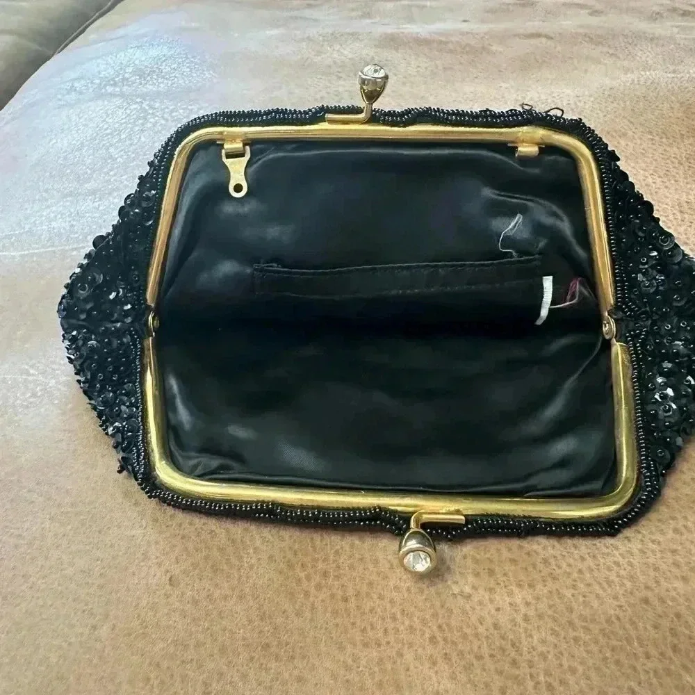A SAFCO BAG Black Beaded and Sequin Kiss Closure Clutch